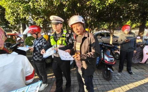 通山交警开设骑手交通安全班