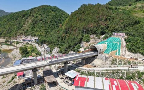 “钢铁巨龙”越秦楚 ——西十高铁湖北段启动长轨铺设