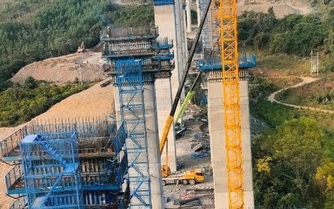 鹤峰县屏山新区35kV桥东燕线迁改工程完成塔基组装