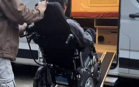 青石小伙爆改房车带瘫痪妈妈看世界！天安门之约成年度最暖承诺