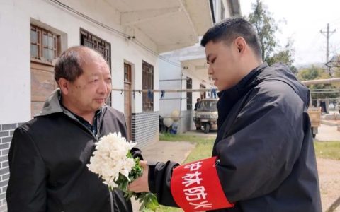 崇阳桂花泉镇上门年审 情系退伍老兵