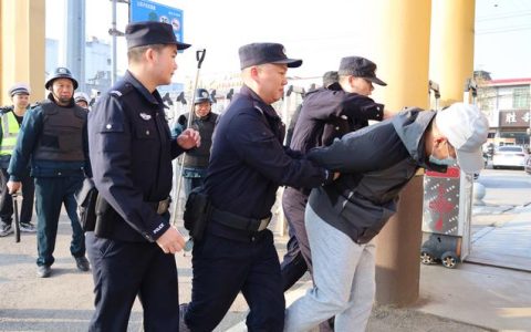 崇阳警方举行反劫持演练 15分钟闪电处置