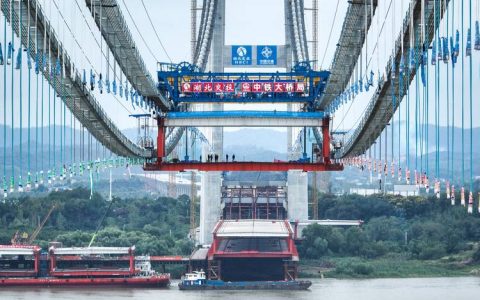 燕矶长江大桥合龙仪式举行
