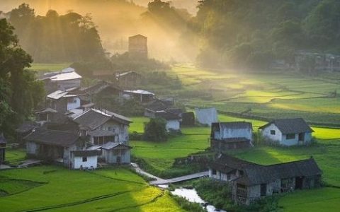 晨光下的美丽乡村画卷