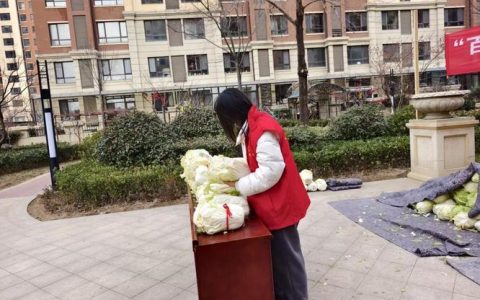 咸安区民政局开展“寒冬添衣爱心暖心”活动