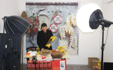 阳新“新农人”进田间直播带货