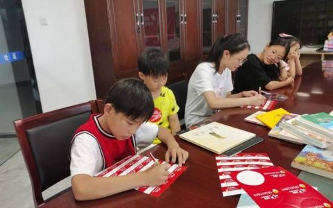 雅苑社区“小候鸟”图书角启航