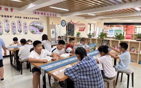 看书、练字、织毛衣、唠家常  “同心驿站”成居民的幸福空间