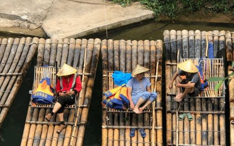 竹节竹纹栩栩如生 崇阳玻璃钢仿真竹筏漂向全国