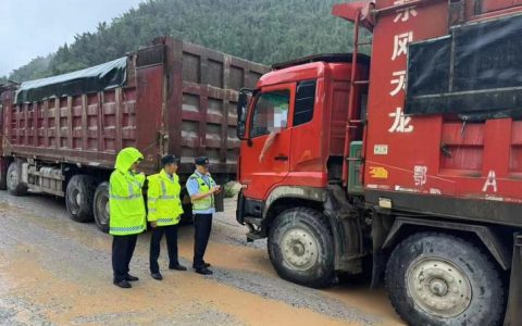 崇阳县交通运输执法大队开展冬季治超专项行动