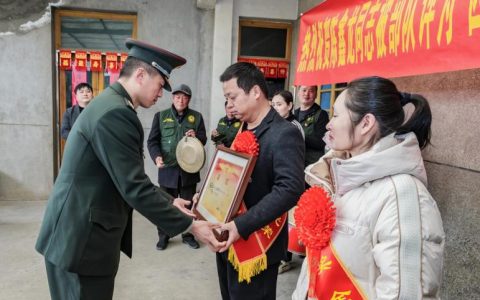 崇阳组织拥军慰问组为现役军人送喜报