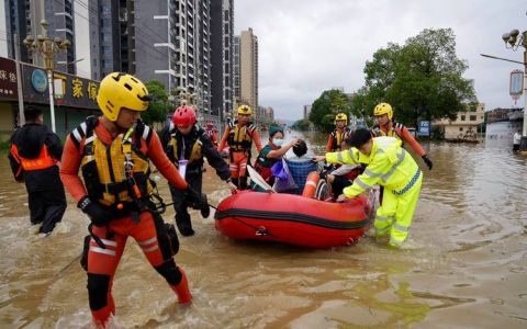 浠水卫健干部紧急施救化险为夷