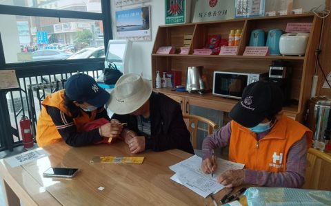 嘉鱼守护“夕阳红”  开展黄手环宣传发放活动