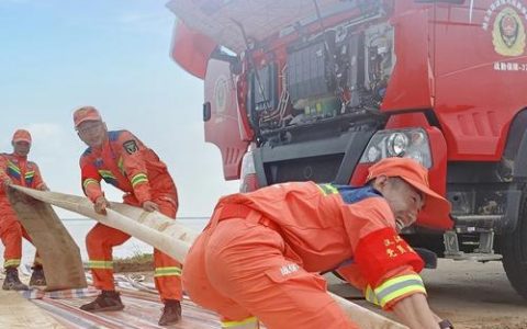 赤壁交投养护团队勇救路火 40分钟保通G351国道