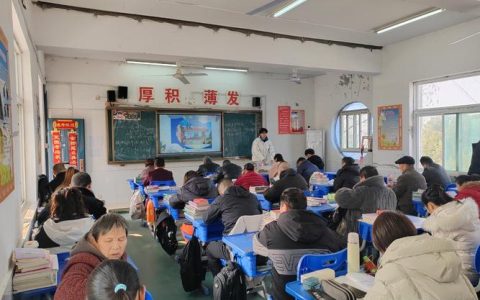 通城县城关初中召开2025年秋季家长会 凝聚育人合力 共促学生全面成长