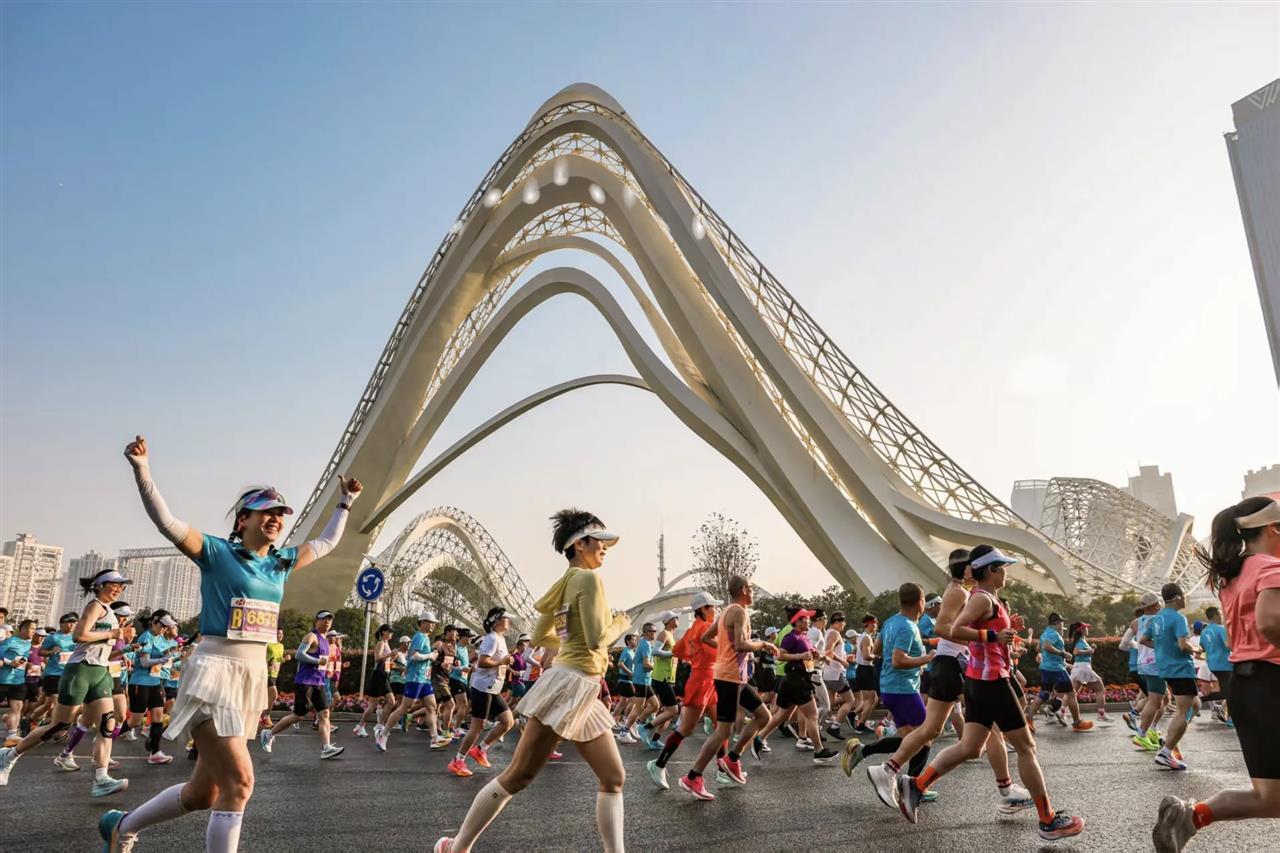 武汉选手打破女子全马纪录，人形机器人击鼓助威，2025光谷马拉松激情开跑