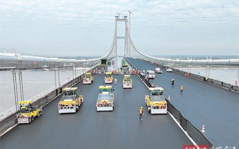 双柳长江大桥主桥面完成铺装