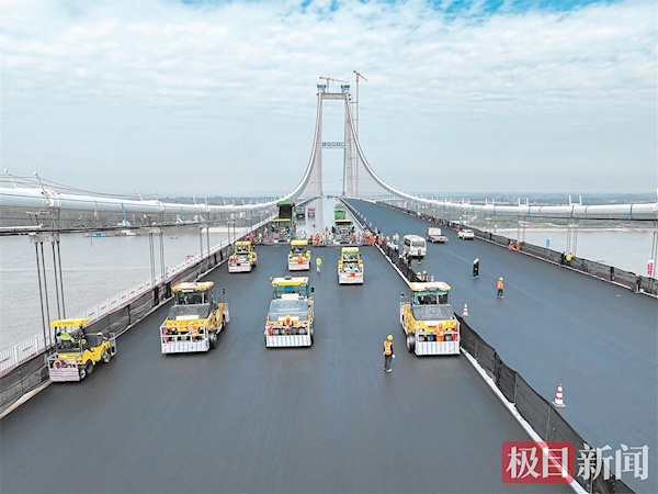 双柳长江大桥主桥面完成铺装