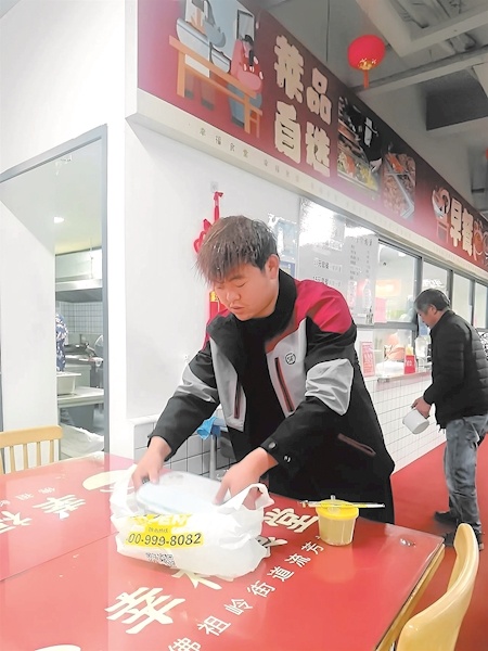 “小哥食堂”“小哥港湾”等友好场景方便了新就业群体 他们用一次次微光善举回报关爱