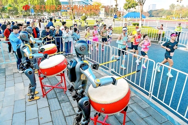 2025光谷马拉松开跑 人形机器人击鼓助威 打破赛会纪录武汉姑娘全马夺冠