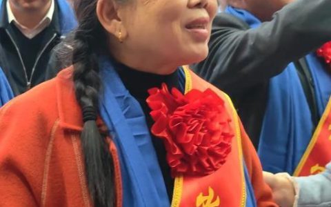 张陆父母在儿子母校观看神二十一升空，众人鼓掌并送上鲜花