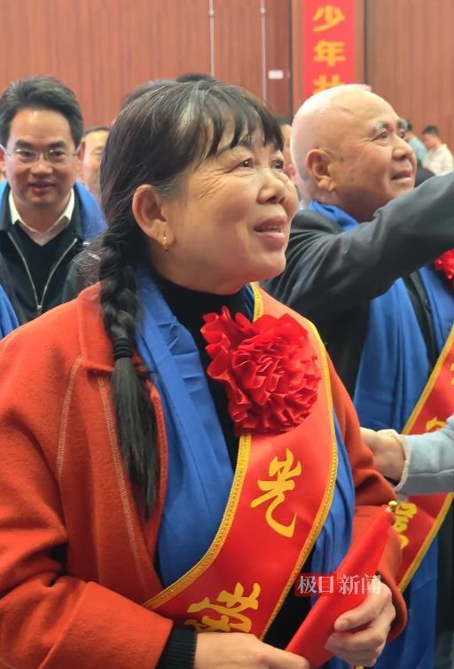 张陆父母在儿子母校观看神二十一升空，众人鼓掌并送上鲜花