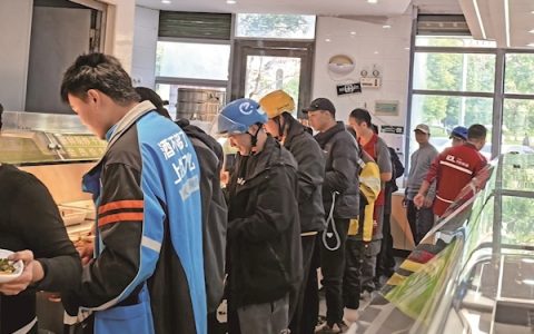 荤素搭配 12元管饱 快餐厅变小哥食堂