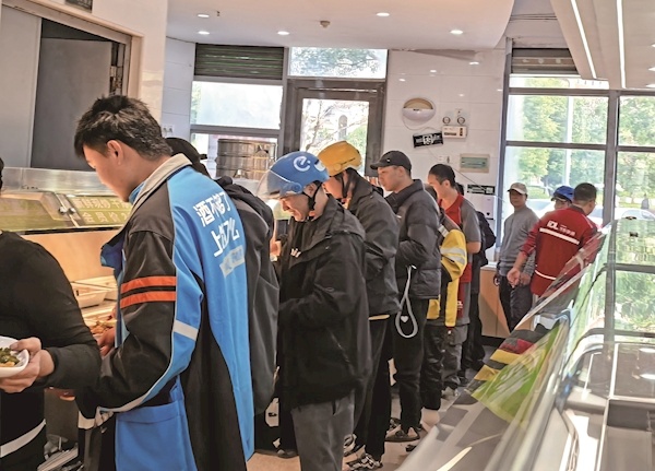 荤素搭配 12元管饱 快餐厅变小哥食堂