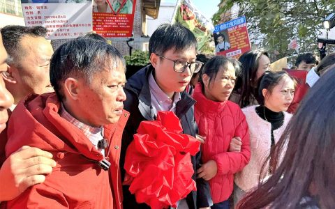 寻子30年得偿所愿  千辛万苦终于团圆 梁三寿夫妇与儿子紧紧相拥