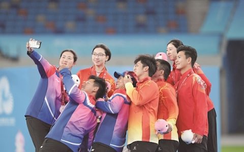 考文超、宗钰配合默契赢得射箭反曲弓混合团体冠军