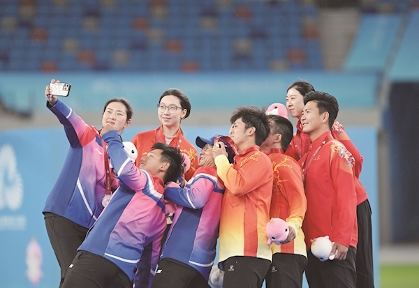 考文超、宗钰配合默契赢得射箭反曲弓混合团体冠军