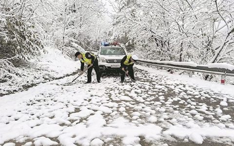 雪厚12厘米，千名守护者开辟“温暖通道”