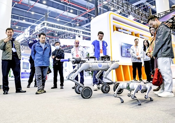 2025中国5G+工业互联网大会创新成果展在汉开幕 汉产载人飞行汽车等尖板眼亮相