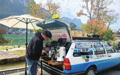 咖啡车开上G348公路游客：“高速路上喝手磨咖啡太惬意了！”