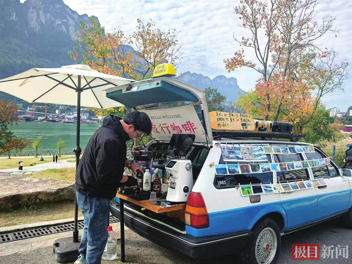 咖啡车开上G348公路游客：“高速路上喝手磨咖啡太惬意了！”