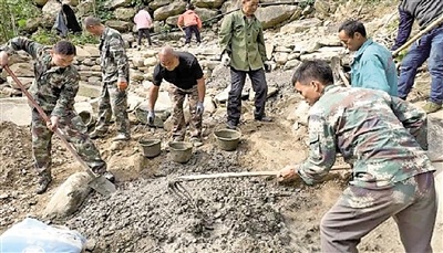 “不抛弃不放弃”成为他创业精神支柱 襄阳“张三多”悬崖上凿出网红景区