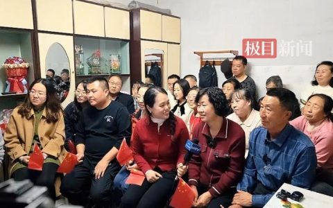 航天员武飞家人放烟花庆祝神舟二十一号发射成功，会熬夜3个多小时待对接成功后再睡觉