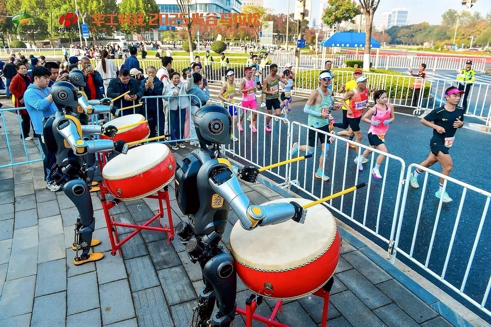 武汉选手打破女子全马纪录，人形机器人击鼓助威，2025光谷马拉松激情开跑