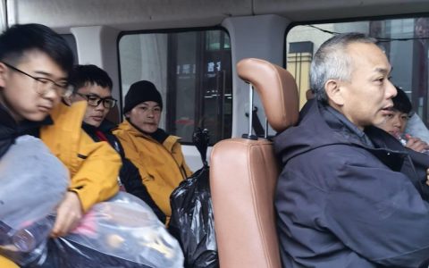 张家界荒野求生今日开始决赛，14名选手斗志昂扬进入深山，决赛场地海拔有所降低