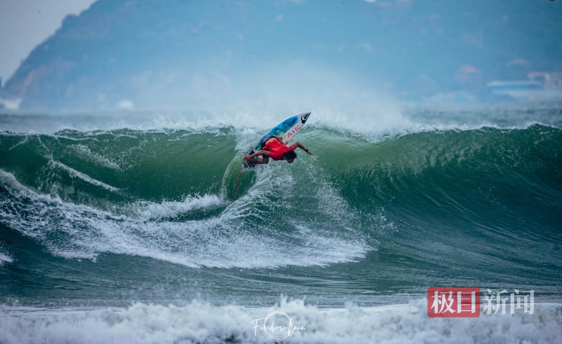 35岁听障女子自学10年成冲浪摄影师,在海南办个人摄影展,她还会徒手攀楼和倒立骑行
