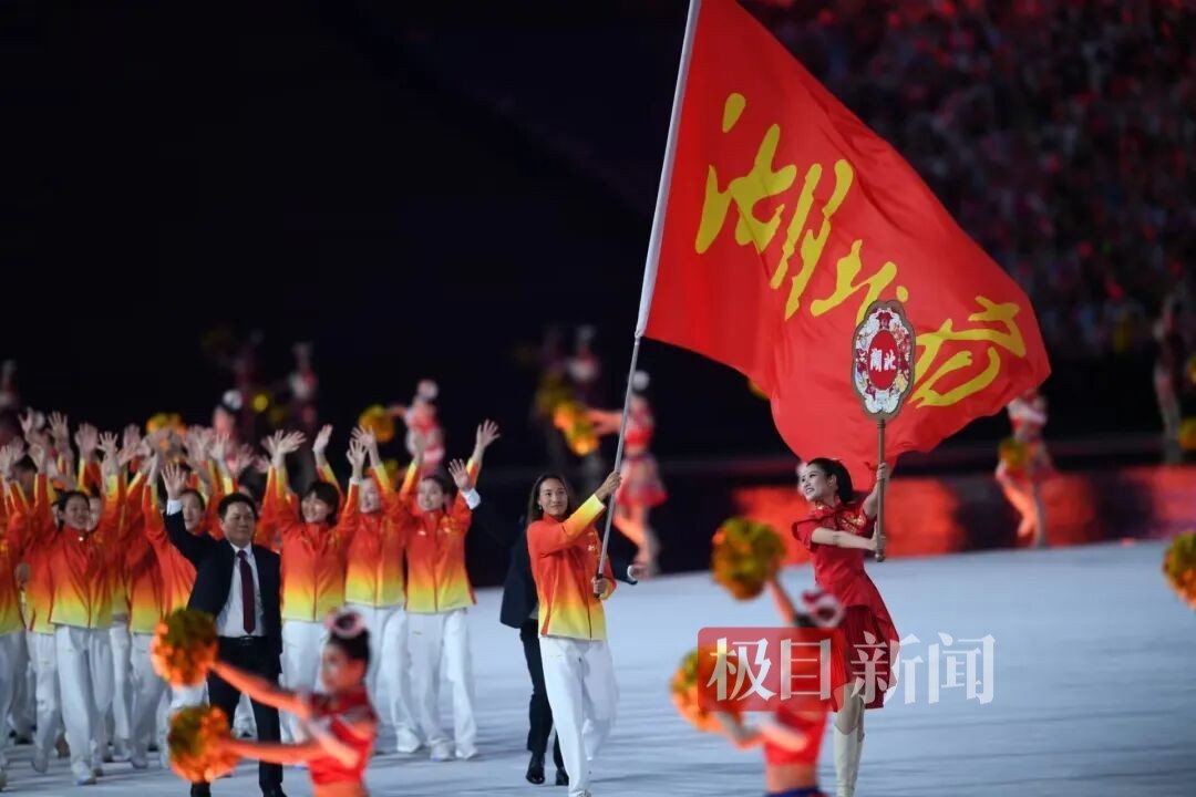 郑钦文担任旗手！十五运会开幕式湖北体育代表团亮相