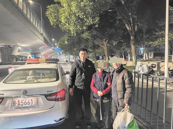 凌晨时分找到走失老人 寒夜里民警背婆婆回家