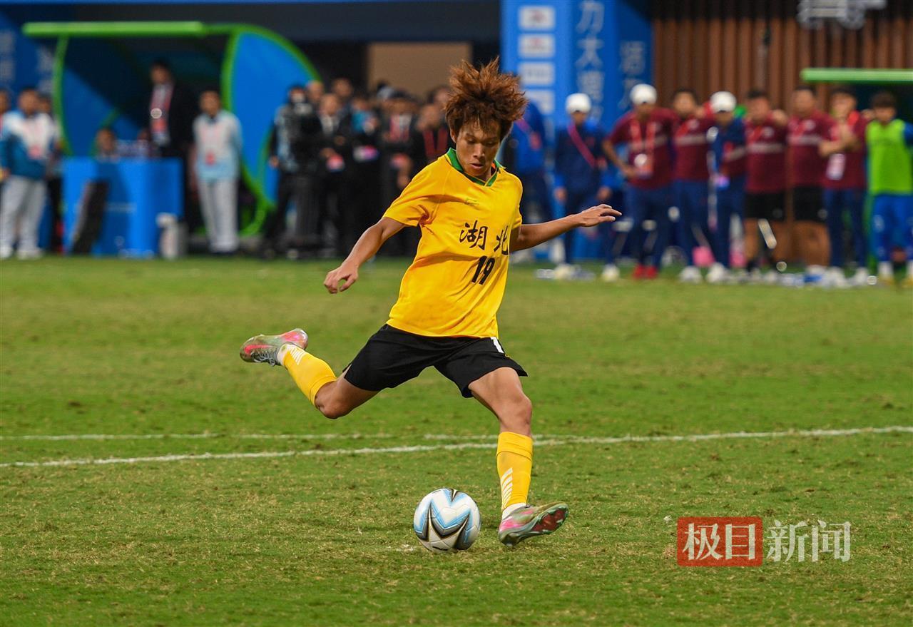 创造历史，相拥而泣！湖北男足U20队勇夺全运会金牌