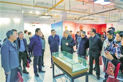 纪念钱学森归国70周年 部分珍贵实物首次在汉亮相