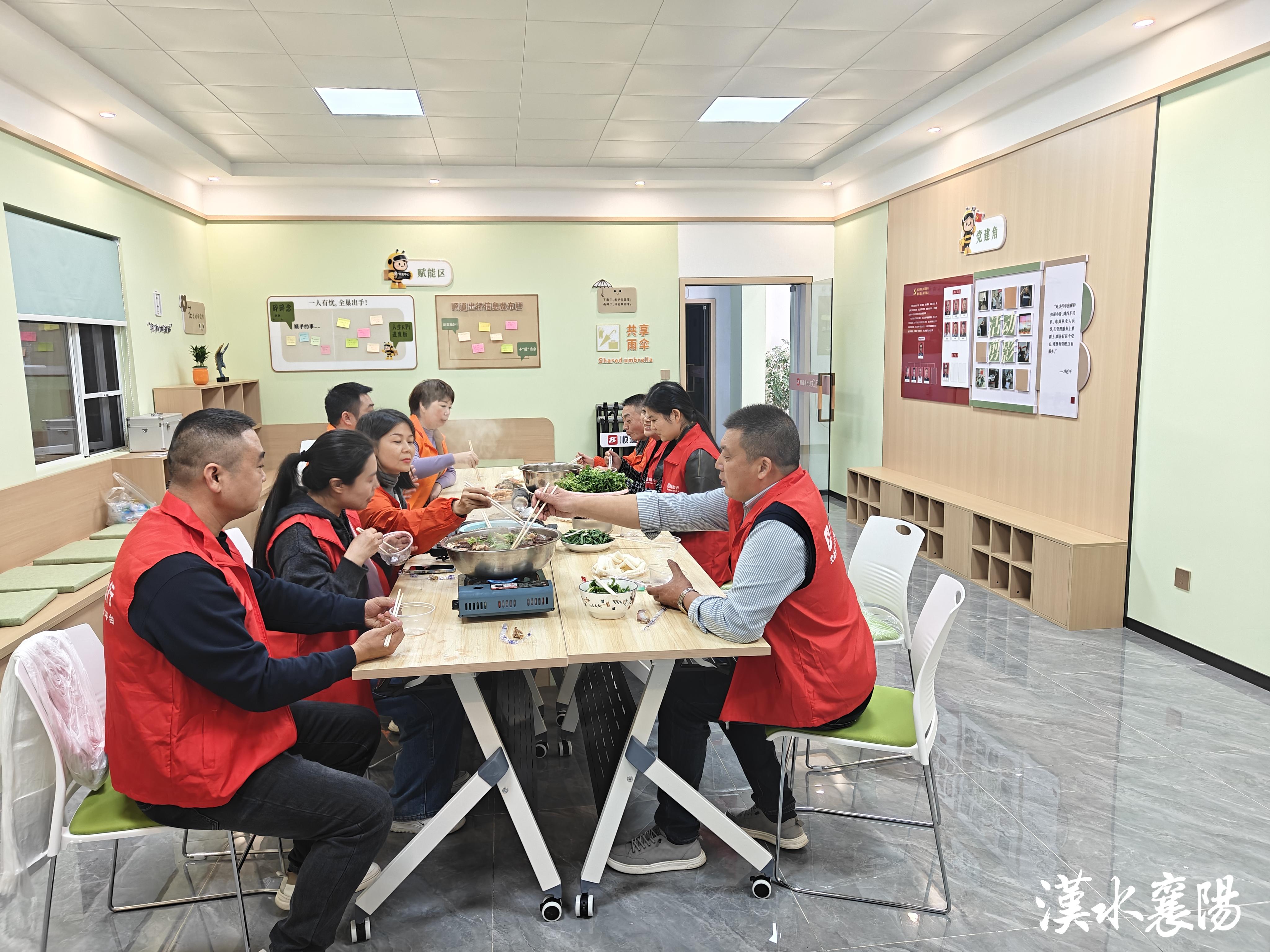 一把“数字钥匙”打开暖“新”之门——襄阳以“小哥码”为载体推动新就业群体与城市双向奔赴