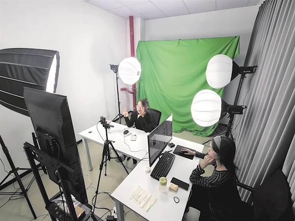 高校建起“校中厂” 直播间成专业课教室 学生实战直播带货单场成交破万元