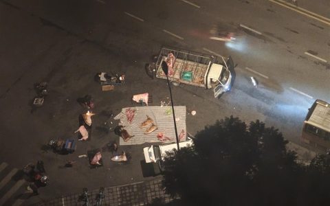 成都多部门联合调查流动猪肉摊，30多人凌晨2点蹲守