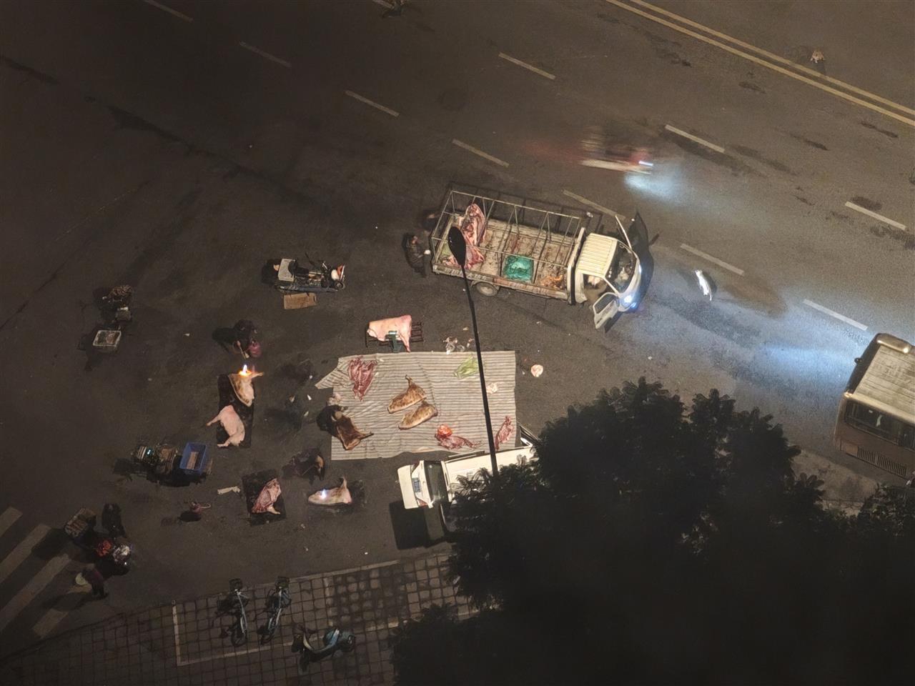 成都多部门联合调查流动猪肉摊，30多人凌晨2点蹲守