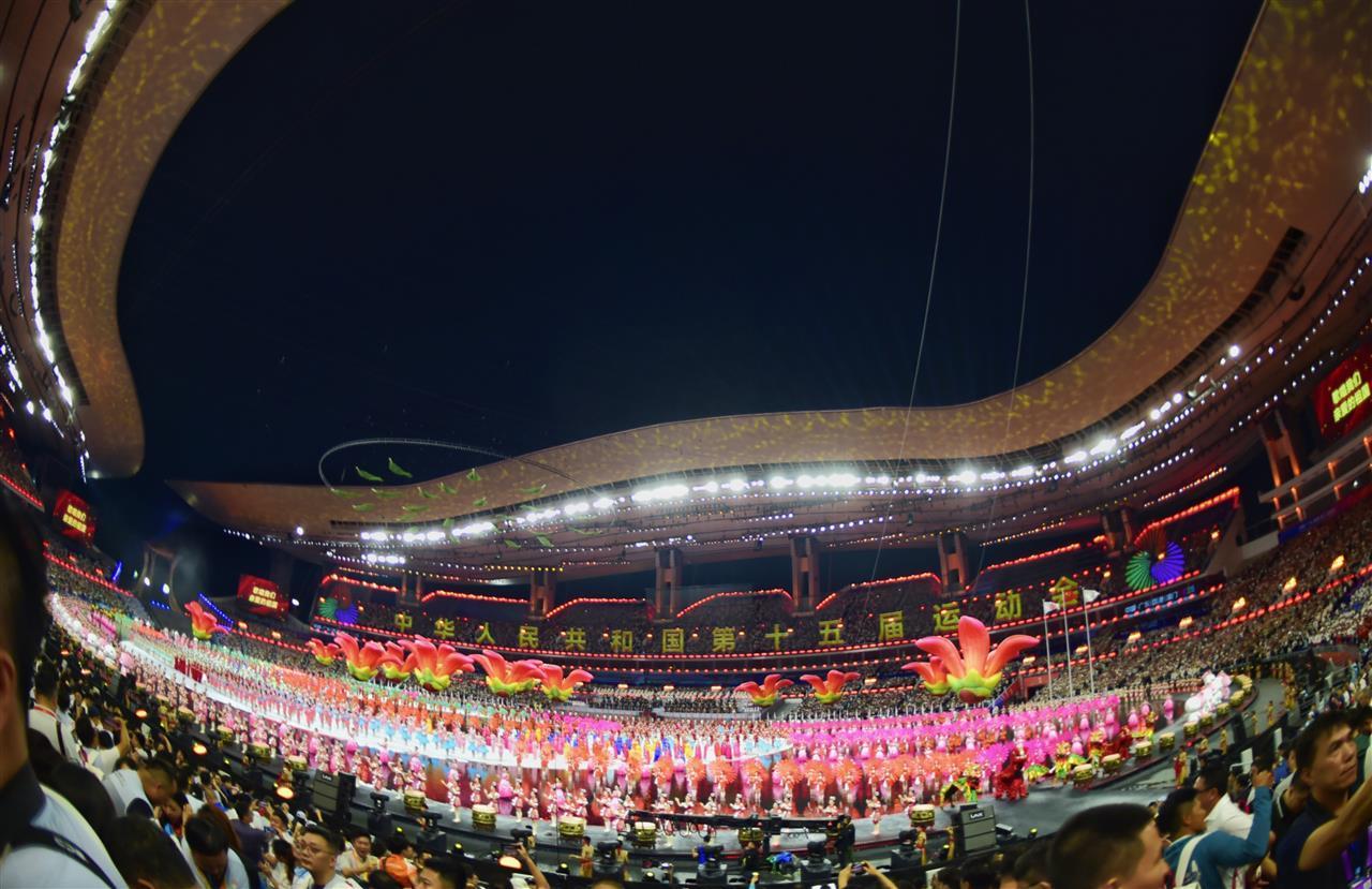 郑钦文摇旗入场！湖北体育代表团亮相十五运会开幕式，湖北健儿已获3金3银2铜