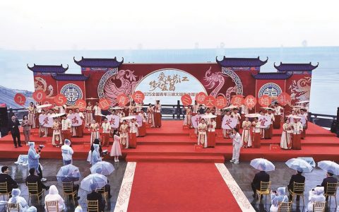 爱满长江  情定宜昌 24对新人在三峡大坝情定终身